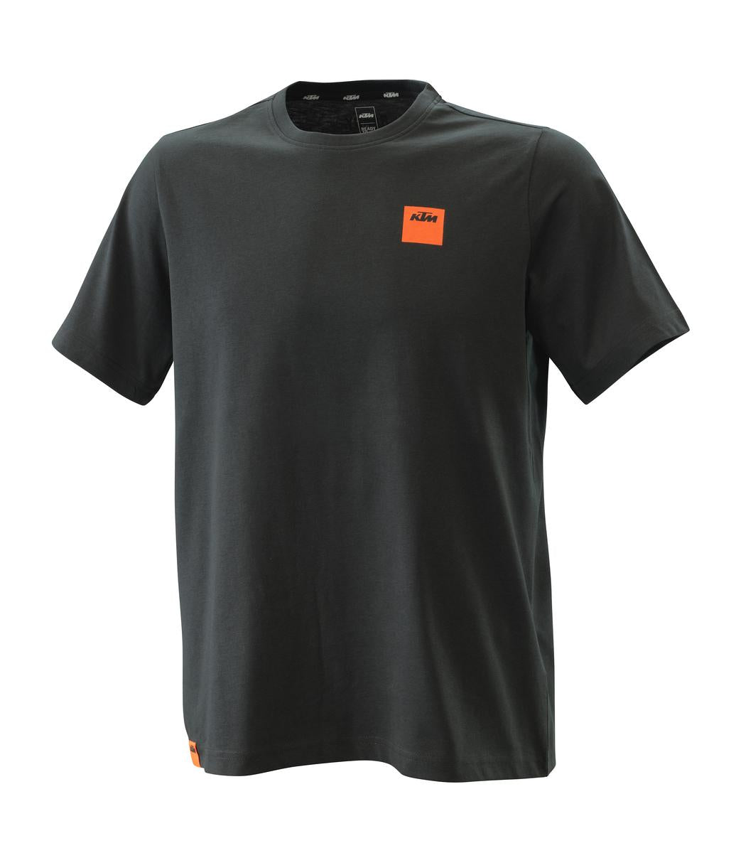 Experimenta la fusión perfecta de velocidad y estilo con la Camiseta Pure Racing Negro de KTM COLLECTION. Elegancia urbana en su máxima expresión.