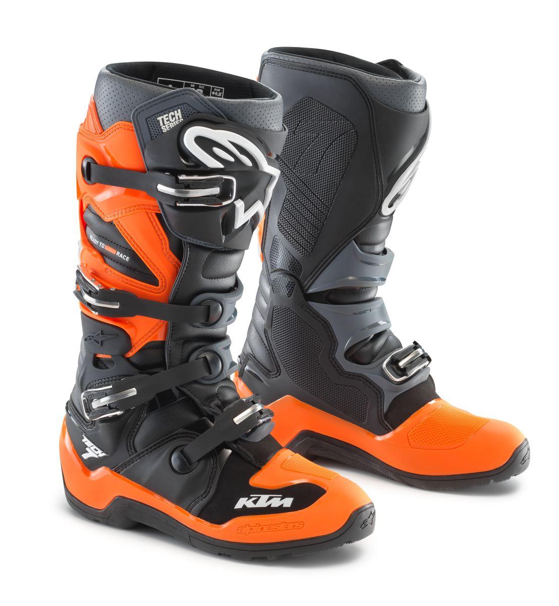 Las Botas Tech 7 EXC son una verdadera maravilla de la ingeniería para los entusiastas del enduro. Diseñadas con un perfil anatómico específico, estas botas ofrecen un ajuste y comodidad excepcionales para los pilotos más exigentes. Cada detalle ha sido cuidadosamente pensado para proporcionar un rendimiento óptimo en todo tipo de terrenos y condiciones.