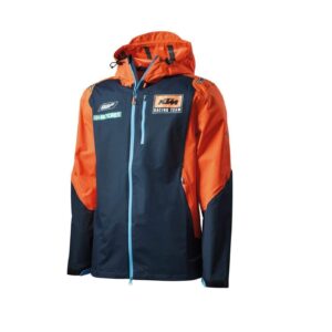 La Chaqueta KTM - Replica Team es una prenda impresionante que combina funcionalidad y estilo en una sola prenda. Con su diseño resistente al agua y al viento, con una columna de agua de 10 000 mm, estarás protegido en cualquier clima. Además, la cremallera impermeable del equipo KTM Racing añade un toque de sofisticación y garantiza una protección completa contra la humedad.